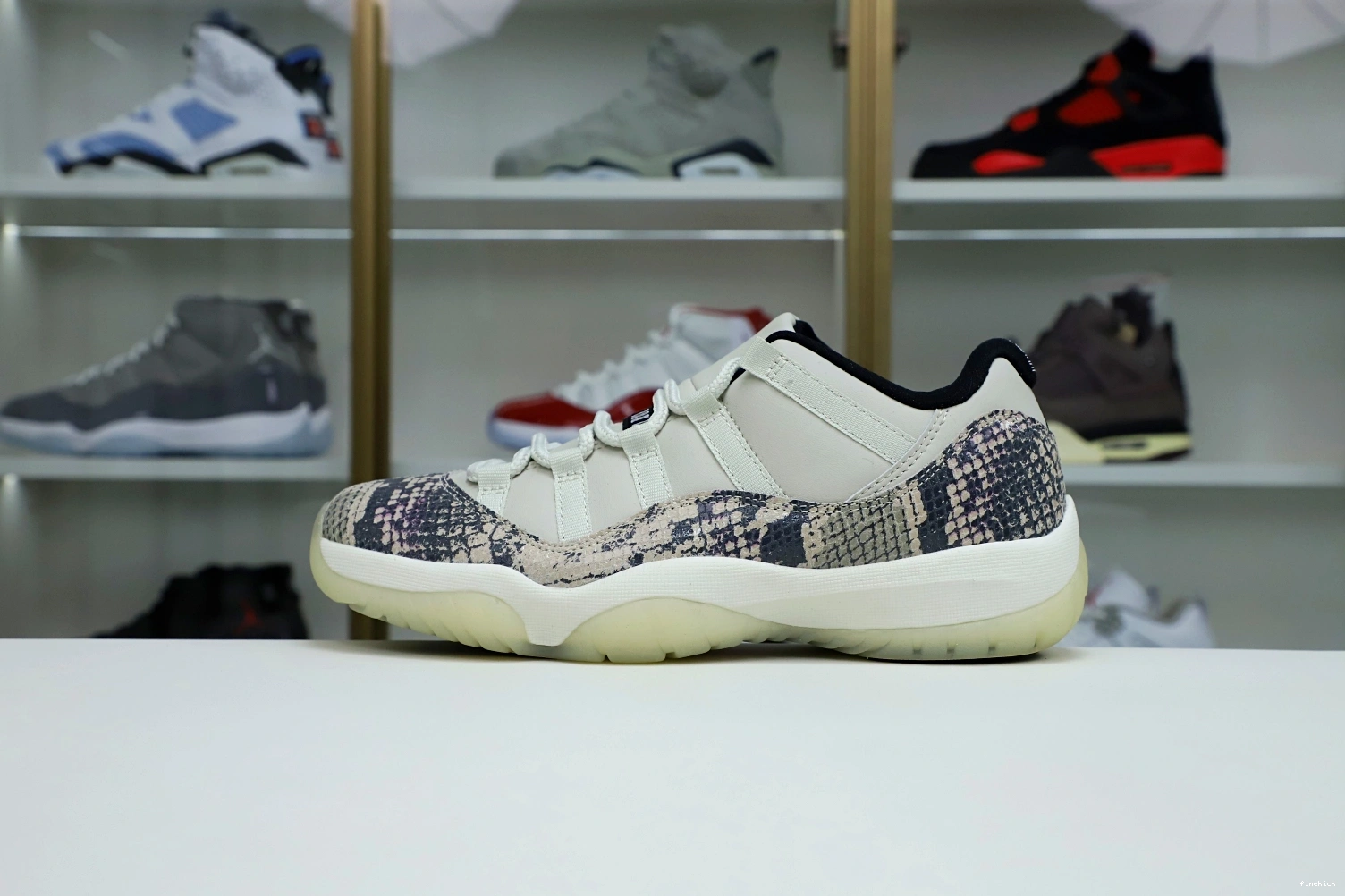 LOW AIR 11 LIGHT BONE SNAKESKIN JORDAN 0925